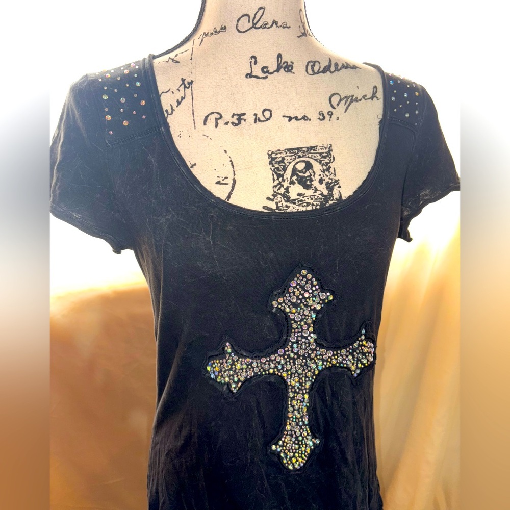 🌺 3 For $20 ~ Maurices Premium Black Tee Size Medium With Cross & Diamonds 💎